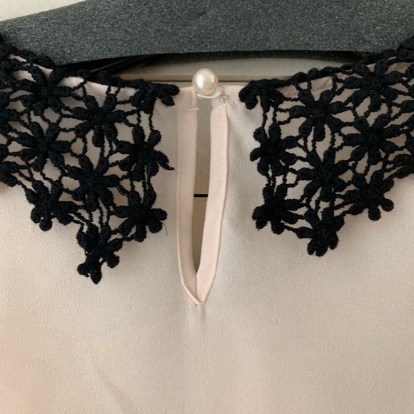 Nude top with black lace collar - Picture 3 of 6